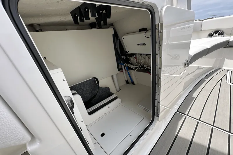 Slide: The Image of Sea Ray SDX 270 Outboard 2025 - 38