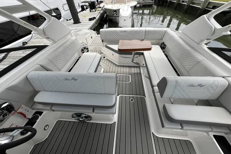 Slide: The Image of Sea Ray SDX 270 Outboard 2025 - 39