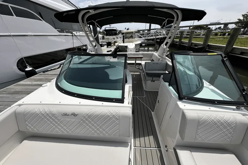 Slide: The Image of Sea Ray SDX 270 Outboard 2025 - 43