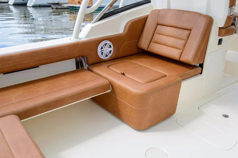 Slide: The Image of Scout 255 Dorado 2025 - 11