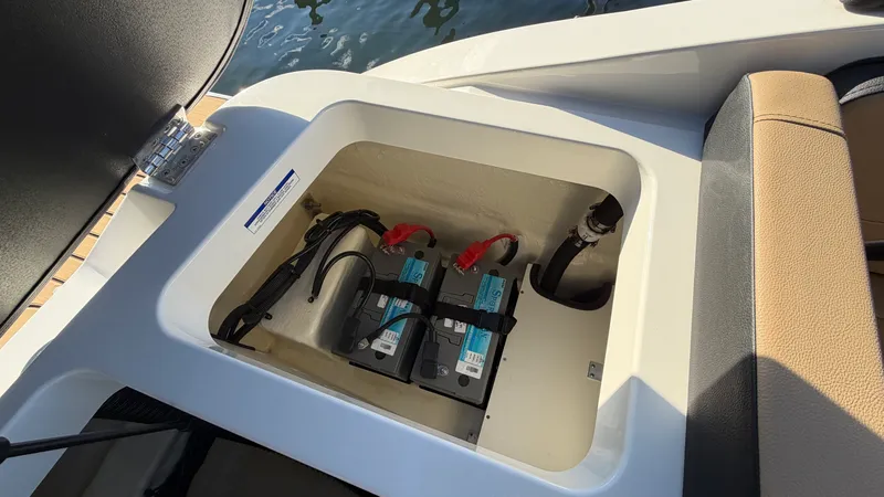 Slide: The Image of Sea Ray SPX 190 Outboard 2025 - 15