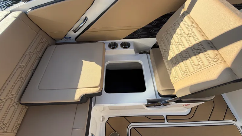 Slide: The Image of Sea Ray SPX 190 Outboard 2025 - 22