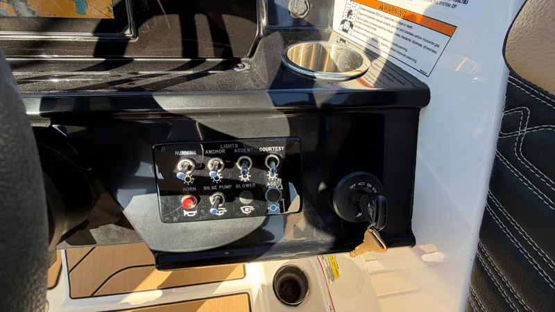 Slide: The Image of Sea Ray SPX 190 Outboard 2025 - 29