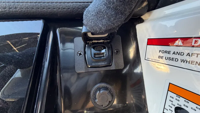 Slide: The Image of Sea Ray SPX 190 Outboard 2025 - 36