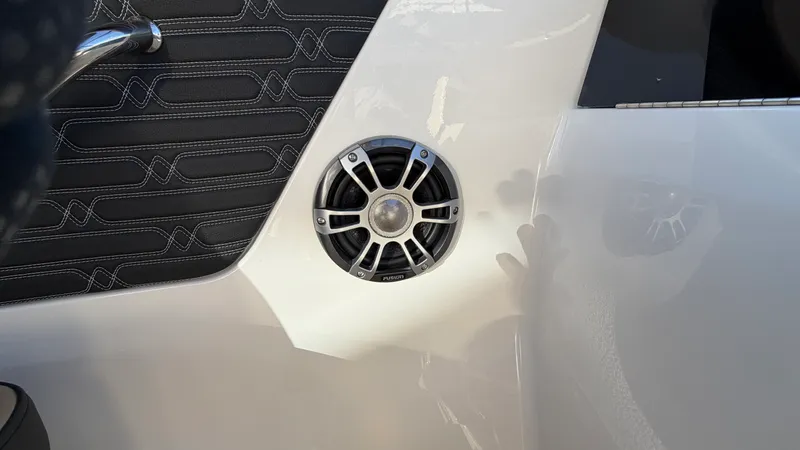 Slide: The Image of Sea Ray SPX 190 Outboard 2025 - 39