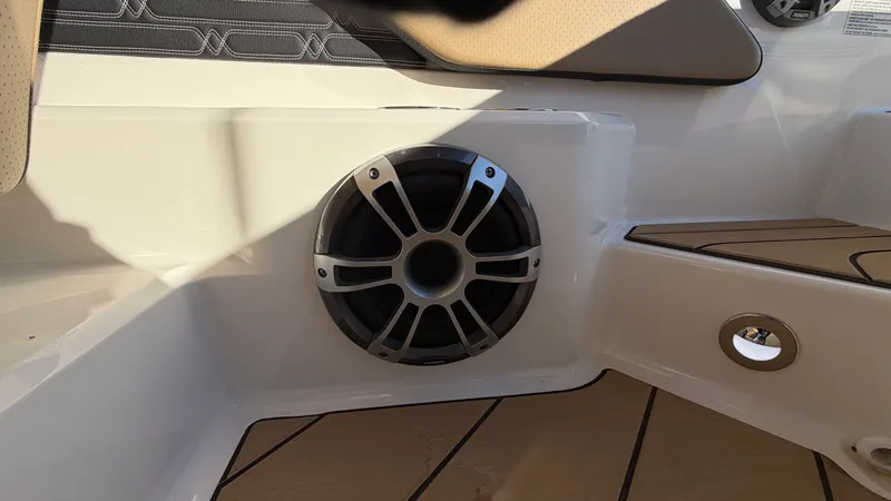 Slide: The Image of Sea Ray SPX 190 Outboard 2025 - 40