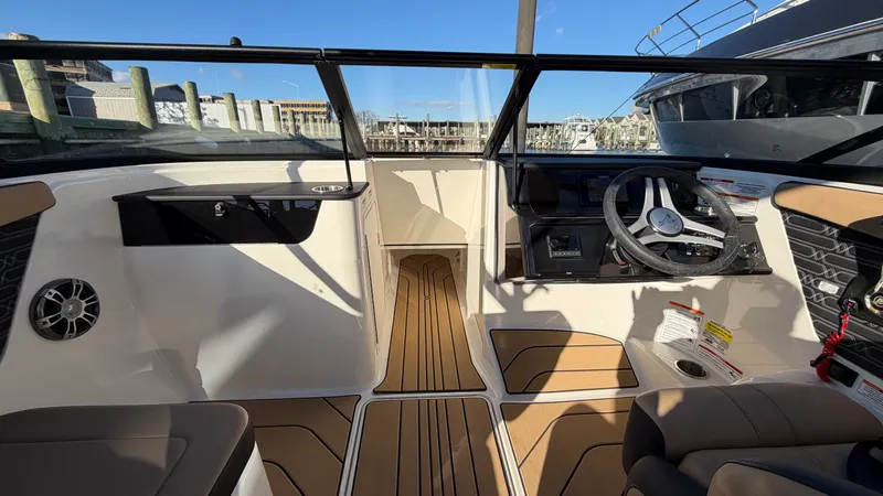 Slide: The Image of Sea Ray SPX 190 Outboard 2025 - 42