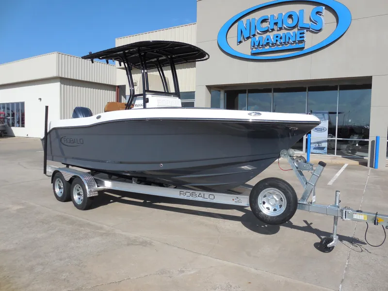 Slide: The Image of Robalo R200 2025 - 1