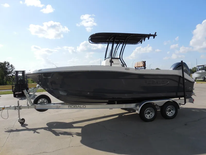 Slide: The Image of Robalo R200 2025 - 4