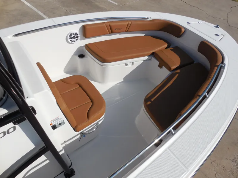 Slide: The Image of Robalo R200 2025 - 7