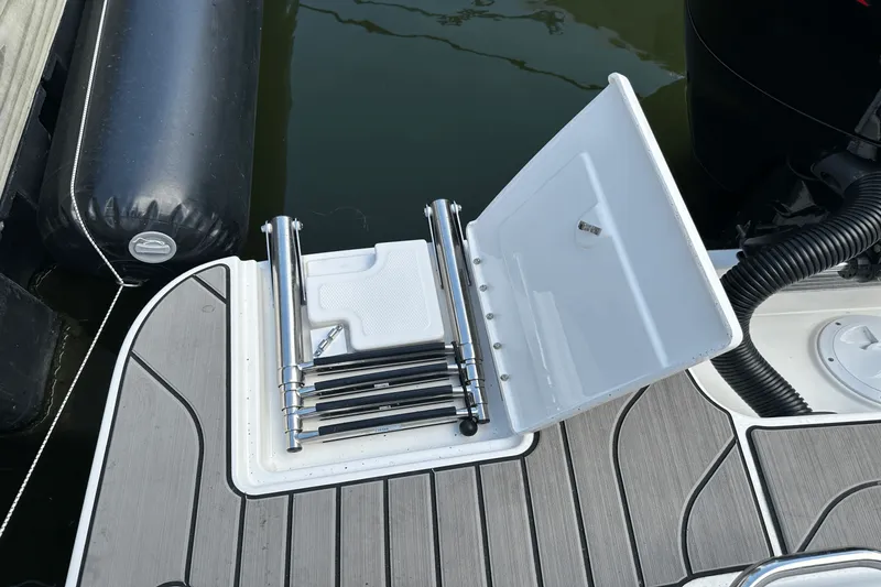 Slide: The Image of Sea Ray SPX 190 Outboard 2025 - 11