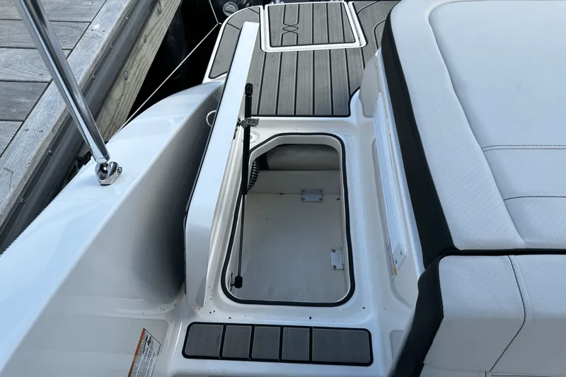 Slide: The Image of Sea Ray SPX 190 Outboard 2025 - 12