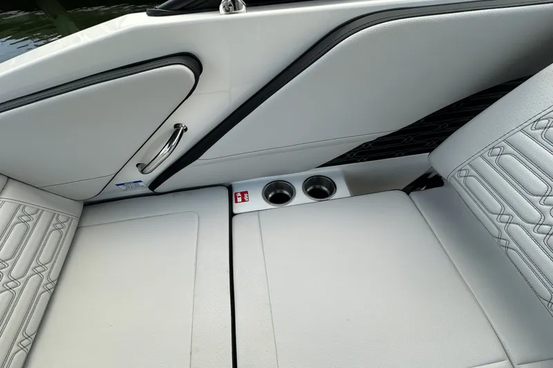 Slide: The Image of Sea Ray SPX 190 Outboard 2025 - 16