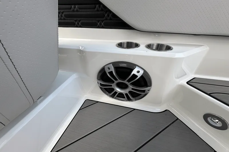 Slide: The Image of Sea Ray SPX 190 Outboard 2025 - 17