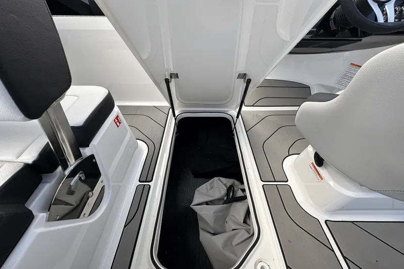 Slide: The Image of Sea Ray SPX 190 Outboard 2025 - 24