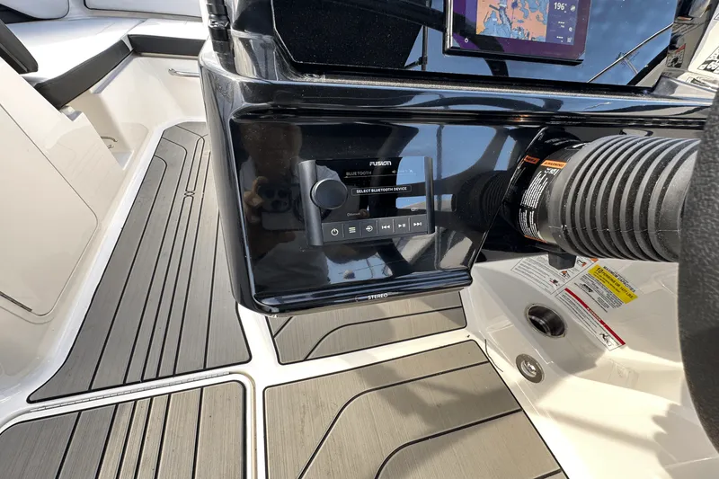 Slide: The Image of Sea Ray SPX 190 Outboard 2025 - 27