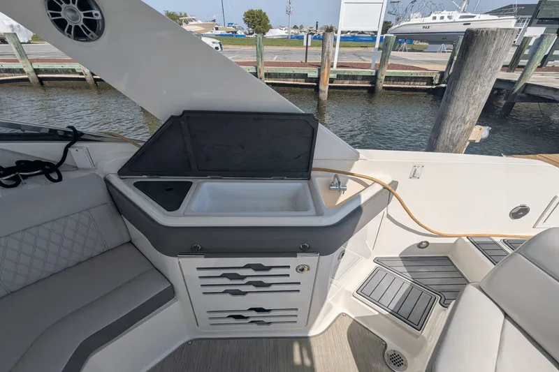 Slide: The Image of Sea Ray 310 SLX OUTBOARD 2021 - 13