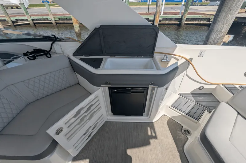 Slide: The Image of Sea Ray 310 SLX OUTBOARD 2021 - 14