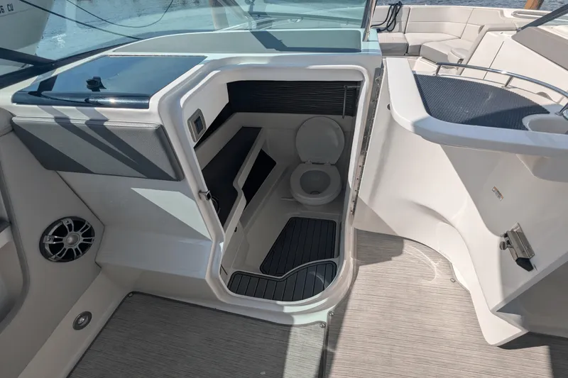 Slide: The Image of Sea Ray 310 SLX OUTBOARD 2021 - 15