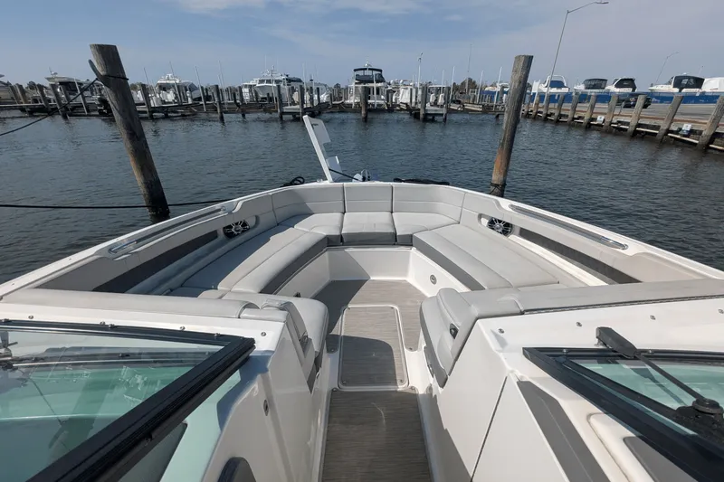 Slide: The Image of Sea Ray 310 SLX OUTBOARD 2021 - 16