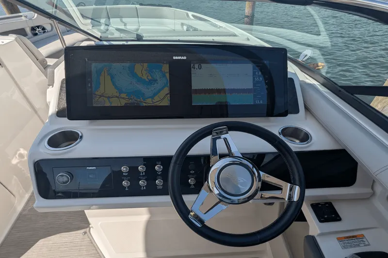 Slide: The Image of Sea Ray 310 SLX OUTBOARD 2021 - 19