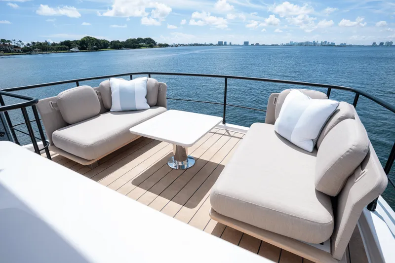 Slide: The Image of Azimut Magellano 60 2025 - 18