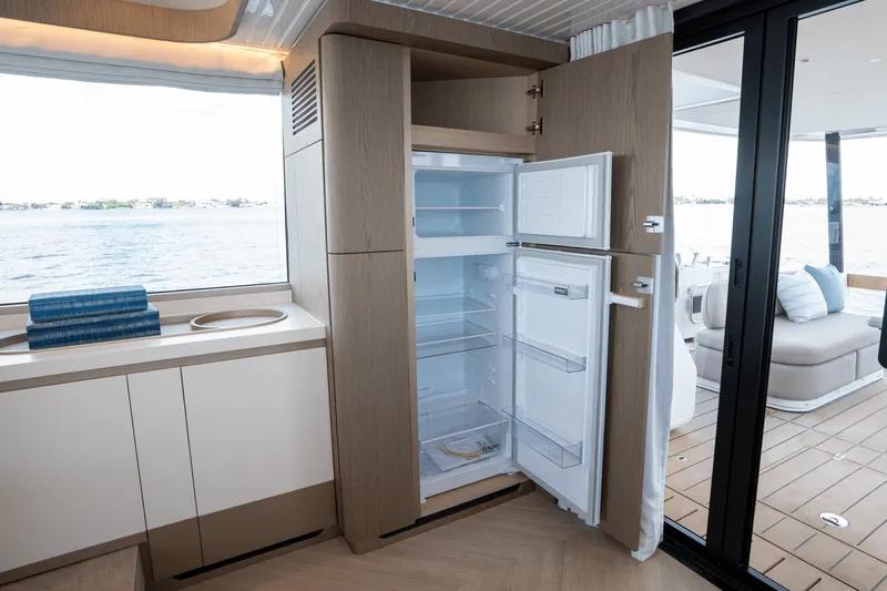 Slide: The Image of Azimut Magellano 60 2025 - 25