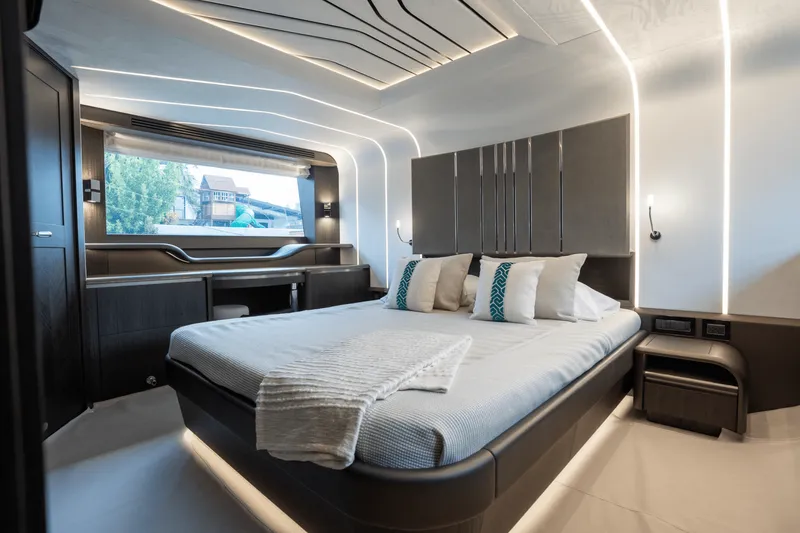 Slide: The Image of Galeon 680 FLY 2025 - 22