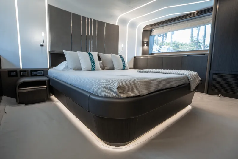 Slide: The Image of Galeon 680 FLY 2025 - 23