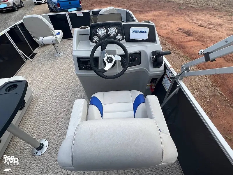 Slide: The Image of Captain's Chair - 11536579