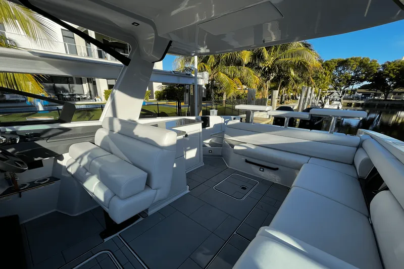 Slide: The Image of Aviara AV32 Outboard 2023 - 13