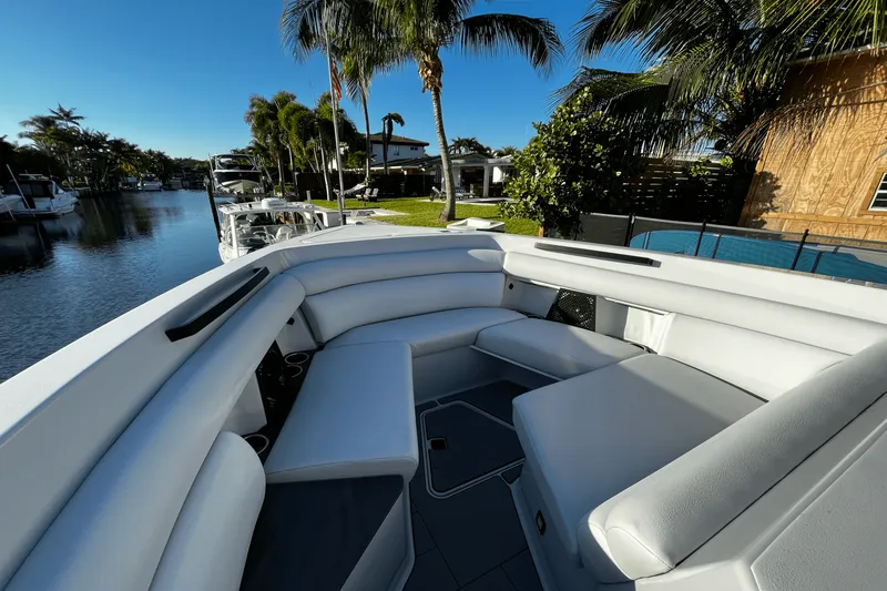 Slide: The Image of Aviara AV32 Outboard 2023 - 17