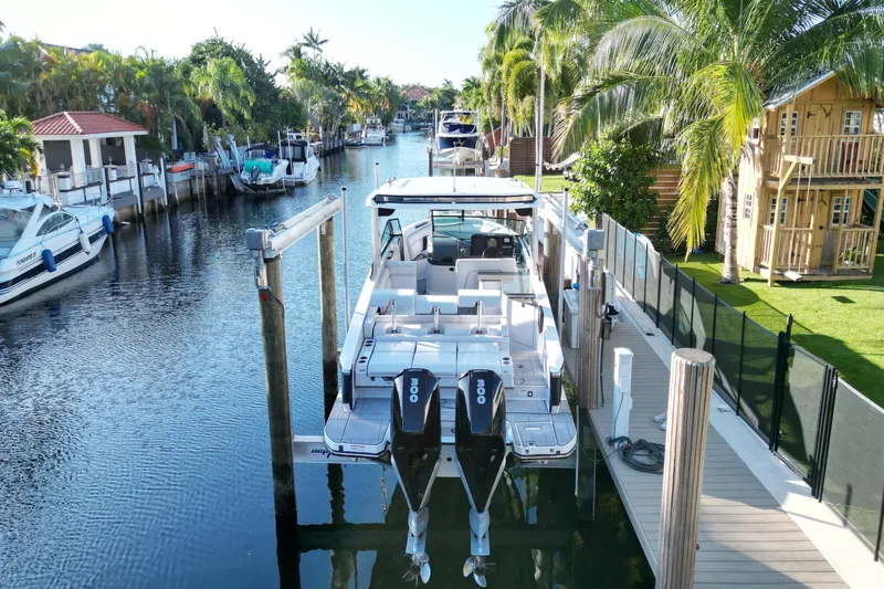 Slide: The Image of Aviara AV32 Outboard 2023 - 3