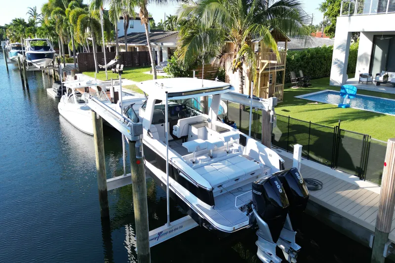 Slide: The Image of Aviara AV32 Outboard 2023 - 4