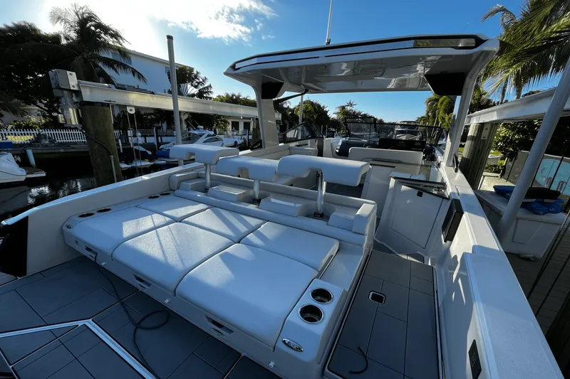 Slide: The Image of Aviara AV32 Outboard 2023 - 9