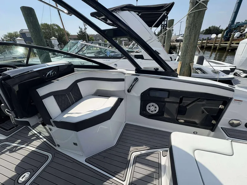 Slide: The Image of Monterey 255SS 2021 - 15