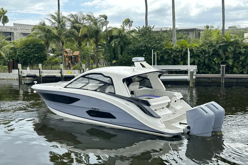 Slide: The Image of Sea Ray Sundancer 370 Outboard 2025 - 1