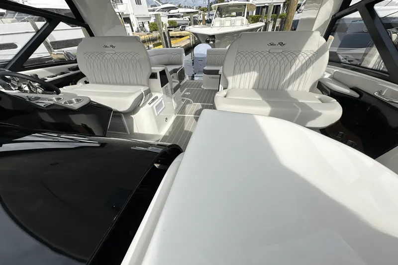 Slide: The Image of Sea Ray Sundancer 370 Outboard 2025 - 12