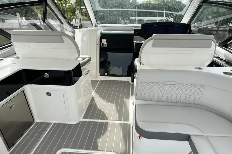 Slide: The Image of Sea Ray Sundancer 370 Outboard 2025 - 13