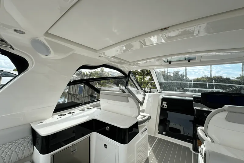 Slide: The Image of Sea Ray Sundancer 370 Outboard 2025 - 16