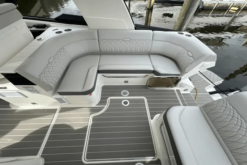 Slide: The Image of Sea Ray Sundancer 370 Outboard 2025 - 17