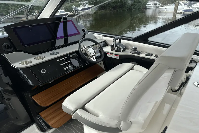 Slide: The Image of Sea Ray Sundancer 370 Outboard 2025 - 18