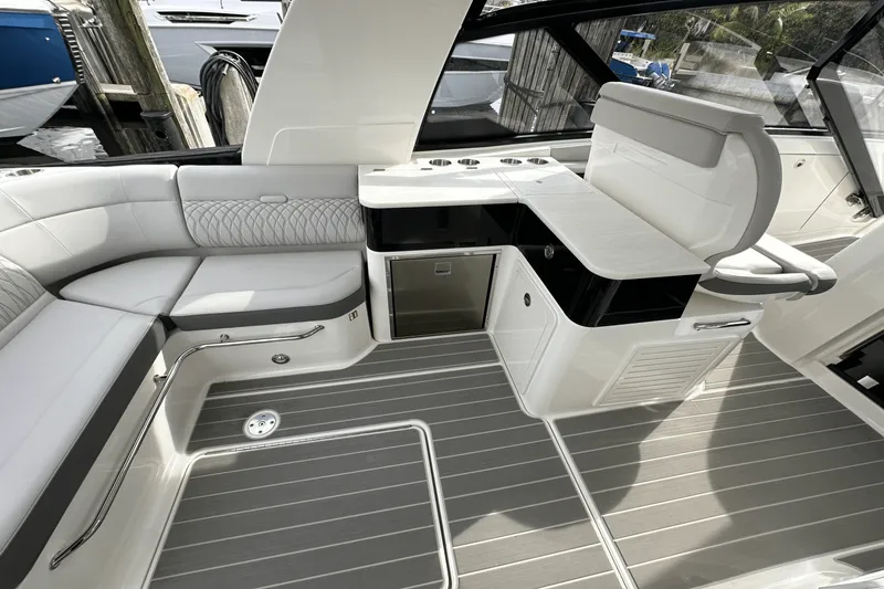 Slide: The Image of Sea Ray Sundancer 370 Outboard 2025 - 19