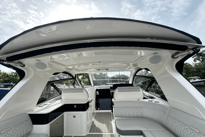 Slide: The Image of Sea Ray Sundancer 370 Outboard 2025 - 21