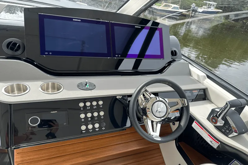 Slide: The Image of Sea Ray Sundancer 370 Outboard 2025 - 23