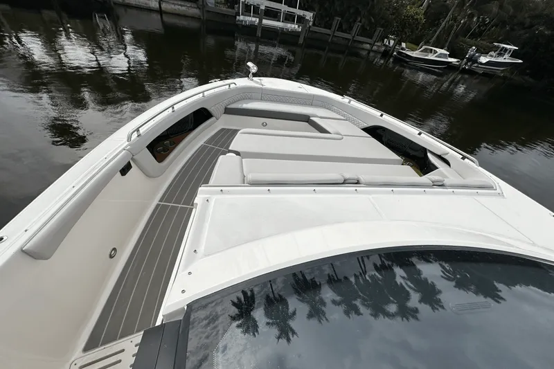 Slide: The Image of Sea Ray Sundancer 370 Outboard 2025 - 25