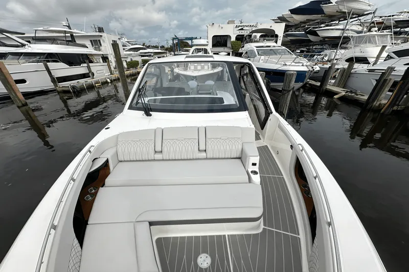 Slide: The Image of Sea Ray Sundancer 370 Outboard 2025 - 27