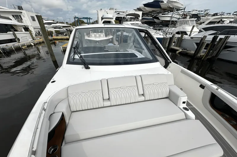 Slide: The Image of Sea Ray Sundancer 370 Outboard 2025 - 28