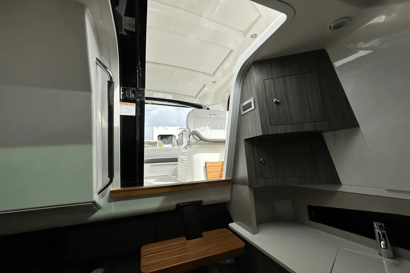 Slide: The Image of Sea Ray Sundancer 370 Outboard 2025 - 29