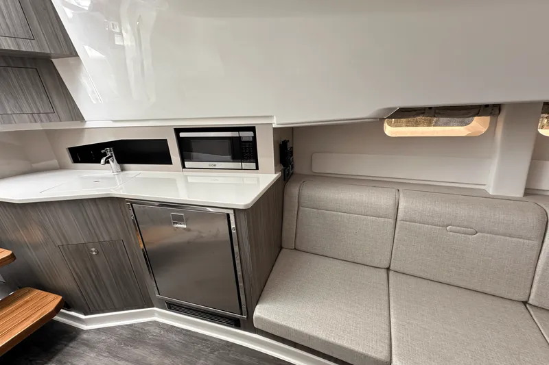 Slide: The Image of Sea Ray Sundancer 370 Outboard 2025 - 32